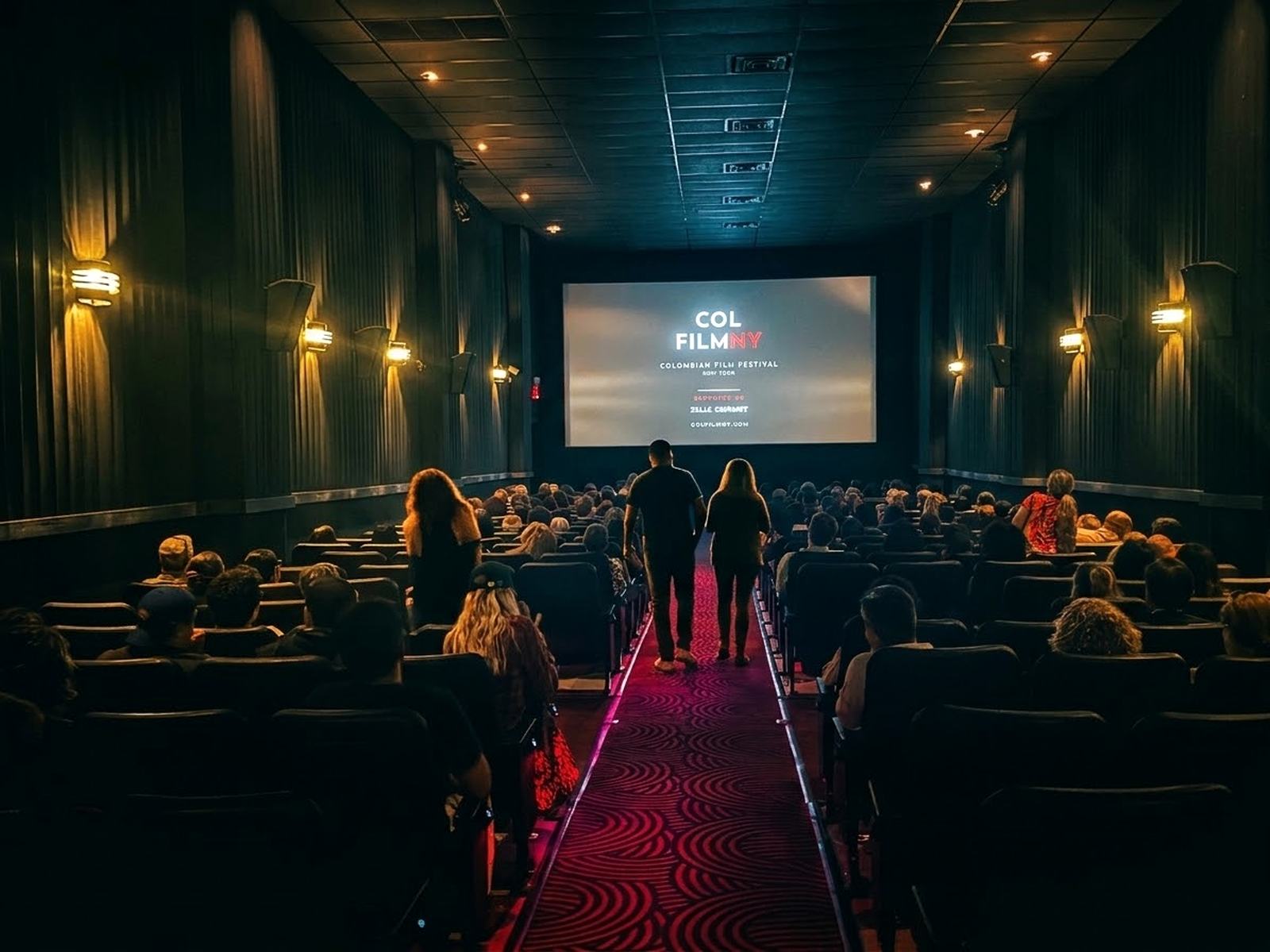 Sala llena en el Angelika Film Center durante la gala benéfica, con el logo del Colombian Film Festival New York proyectado en pantalla.